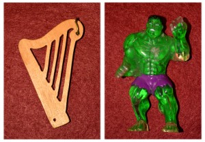 Spielzeugharfe und Spielzeug-Hulk auf Samt