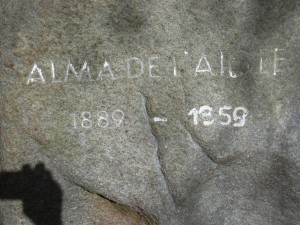 Gedenkstein Alma de l'Aigle mit Schatten der Fotografin