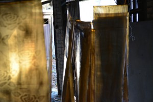 Installation von Bettina Ulitzka-Allali:Goldene Fahnen im Wind.