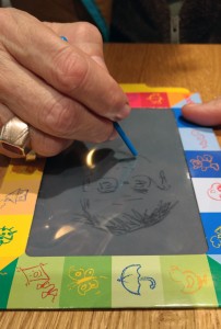 Durbahn zeichnet ein Selbstporträt auf eine Kinderzaubertafel.