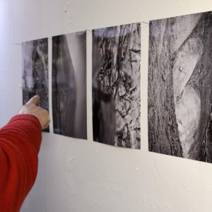 Vier Schwarzweissfotos von Sabine Hoepfner, links eine aus einem roten Pullover ragende, auf die Fotos deutende Hand.