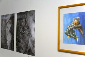 Zwei Schwarzweissfotos von Sabine Hoepfner, rechts daneben eine bunte Engelspostkarte.
