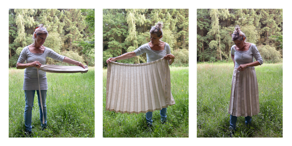 Drei Fotos von Bettina Ulitzka-Allali, die auf einer Wiese im Niendorfer Gehege ihren Reisefaltenrock vorführt.