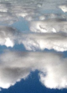 Umgedrehtes Foto von weißen Wolken vor einem strahlend  blauem Himmel