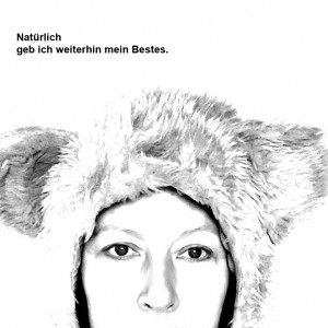 Schwarzweissfoto: Frau in Bärenfellkostüm mit Zitat aus einer Castingshow