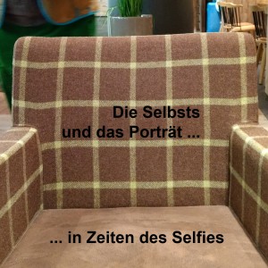 Foto eines karierten Sessels in einem Café, darüber der Titel: Die Selbsts und das Porträt ... in Zeiten des Selfies
