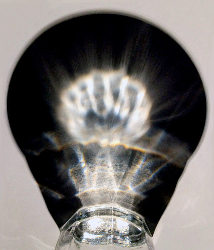 Lichtbild eines Wasserglases in Form einer Glühbirne.