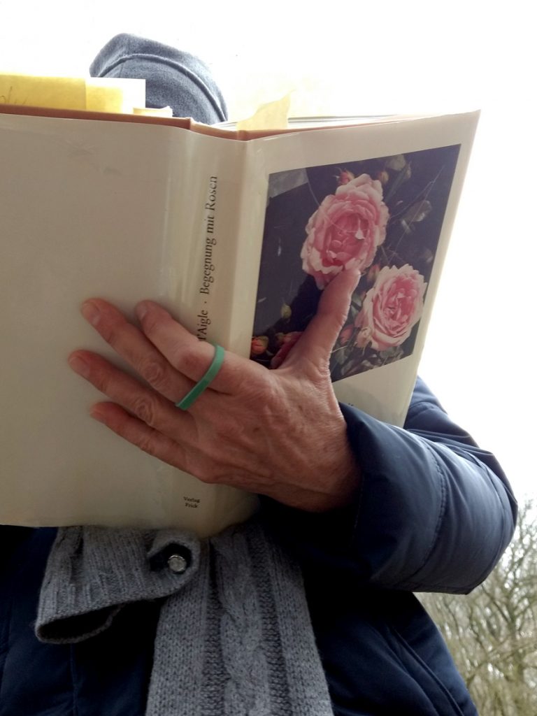 Bettina liest zum Welttag der Poesie aus dem Rosenbuch von Alma de l'Aigle