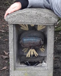 EVAs Hand auf der alten Poststeinruine mit angeklebtem Heiligenschein.