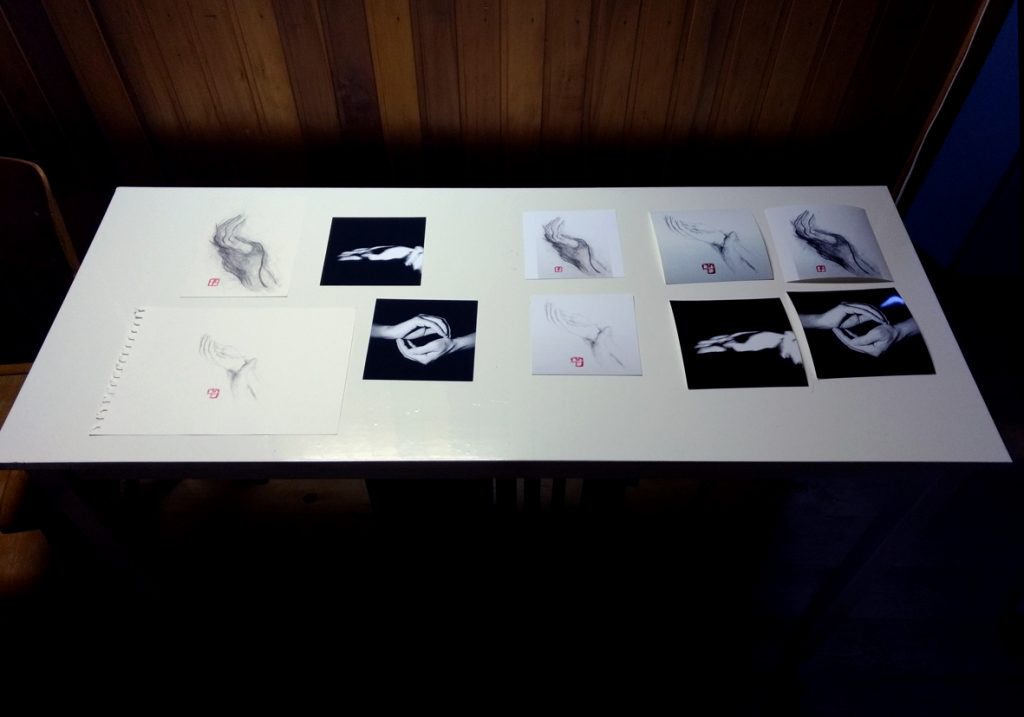 Brainstorming mit EVA: Originalzeichnungen und Reproduktionen neben Fotos auf einem weißen Tisch.