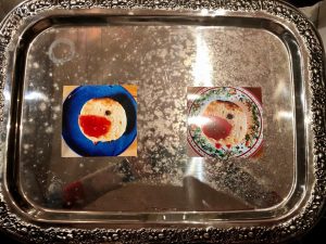 EVAs Silbertablett mit Fotos von 2 Marmeladenrotkehlchen
