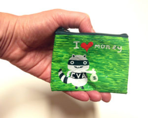 Geldbeutel mit der Aufschrift I love Money und einem grinsenden Tier mit dem Schriftzug EVA auf dem Leib.