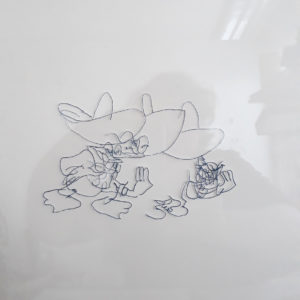 Eine ausgeschnittene Zeichnung von Jenni Tietze hinter Glas