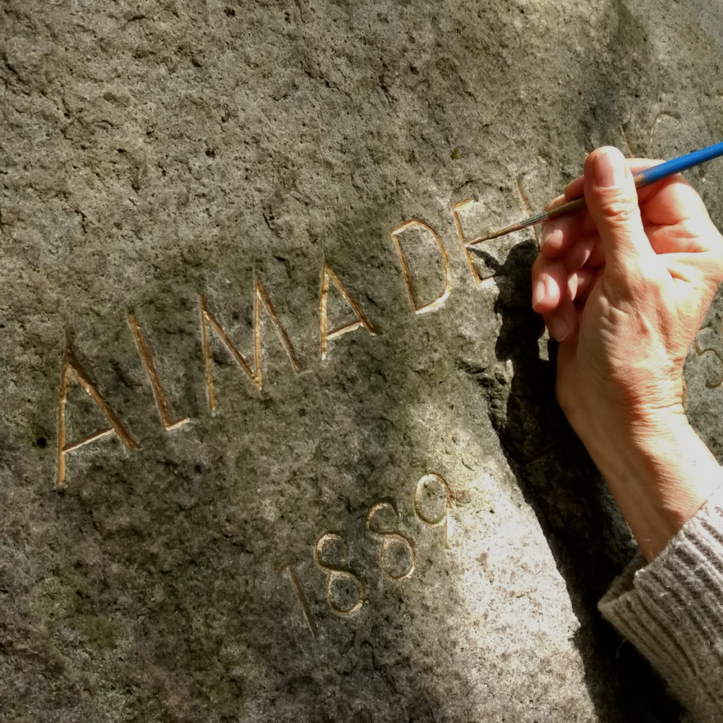 Die Hamburger Künstlerin Bettina Ulitzka-Allali vergoldet die Buchstaben auf Almas Gedenkstein im Mai 2020