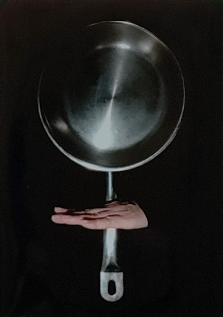 Foto der Hamburger Künstlerin EVA, eine Neuinterpretation des bekannten Venussymbols, Spiegel wurde durch eine Pfanne ersetzt.