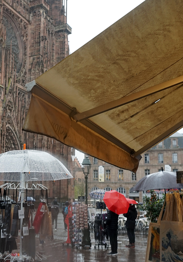 EVAs erster Blick auf das Straßburger Münster, durch Regentropfen und über Souvenirläden hinweg.