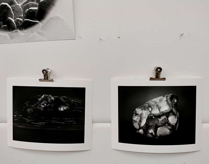 Blick auf ein Stück Atelierwand mit 3 Fotos von Sabine Höpfner