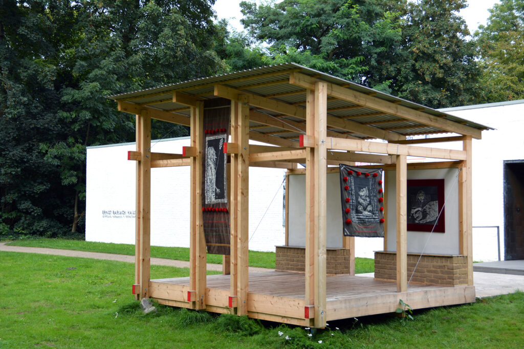 Ausstellung vor dem Barlach Haus im temporären Pavillon am 31. August 2023 mit 3 Textilkunstwerken der Hamburger Künstlerin EVA.